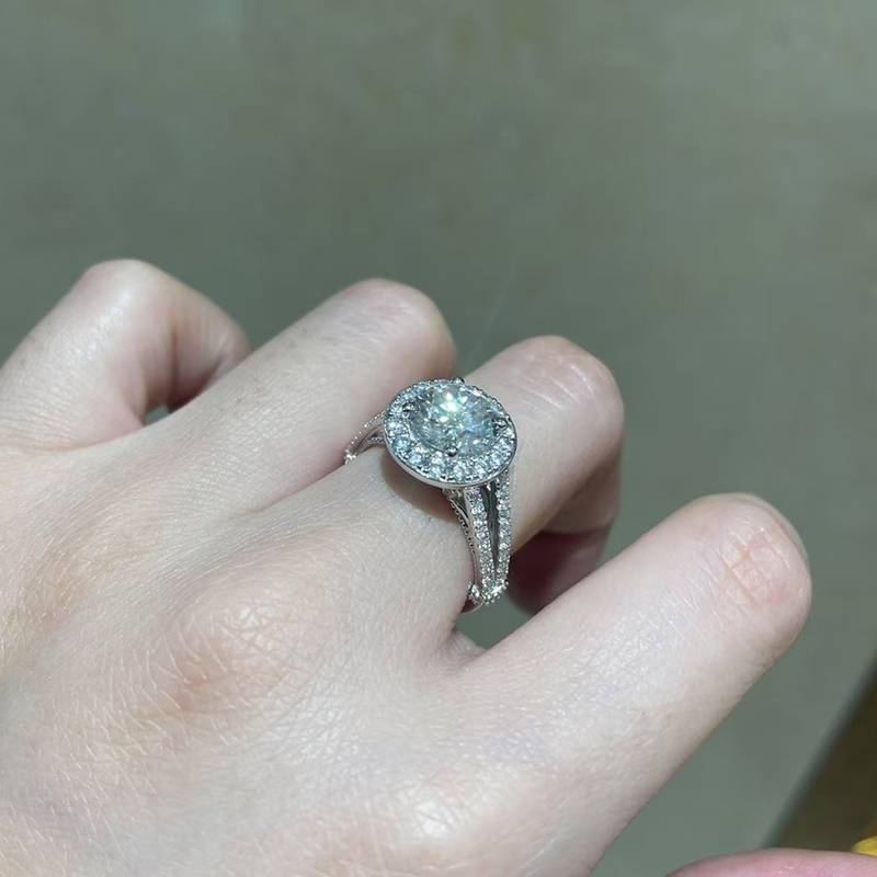Y臂圆包女戒S925银镀白金定制选款主石莫桑钻2.0ct/副石高碳钻